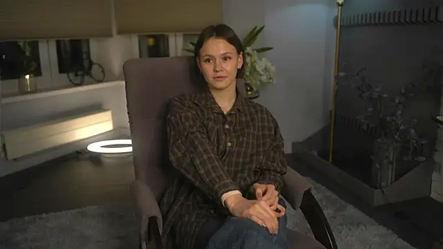 DeliaBernon online show from November 18, 2025, 1:14 pm