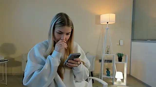 LaunaStrate online show from November 20, 2025, 5:41 am