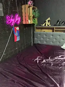 Snapshot of Shy-Ivy chatting on April 6, 2026, 8:43 pm Shy-Ivy online show from April 6, 2026, 8:43 pm