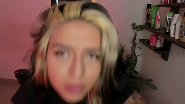 VeloraVyxen  online show from December 19, 2025, 1:13 pm