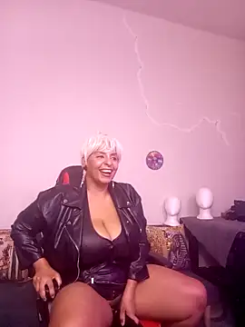 Snapshot of LaReineCleo chatting on April 20, 2026, 10:18 am LaReineCleo online show from April 20, 2026, 10:18 am