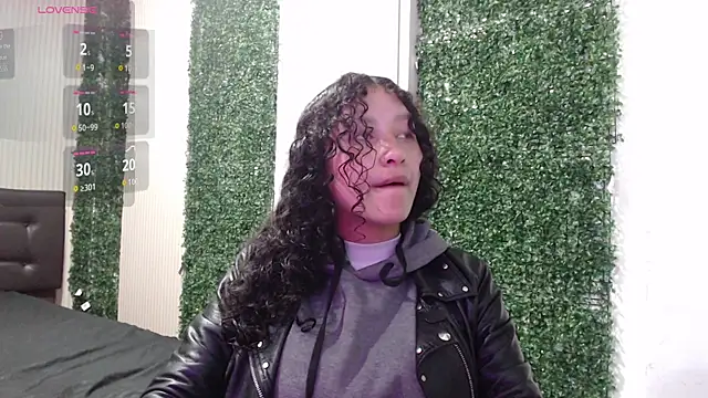 Snapshot of pettymoon1 chatting on November 27, 2025, 11:32 am pettymoon1 online show from November 27, 2025, 11:32 am