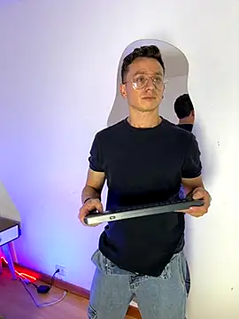 Snapshot of AndrewFalcon_ chatting on November 19, 2025, 7:36 pm AndrewFalcon online show from November 19, 2025, 7:36 pm