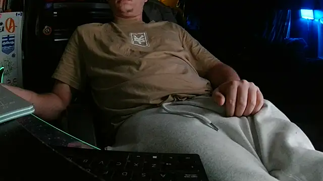 Snapshot of Bowerboi chatting on December 5, 2025, 9:19 am Bowerboi online show from December 5, 2025, 9:19 am