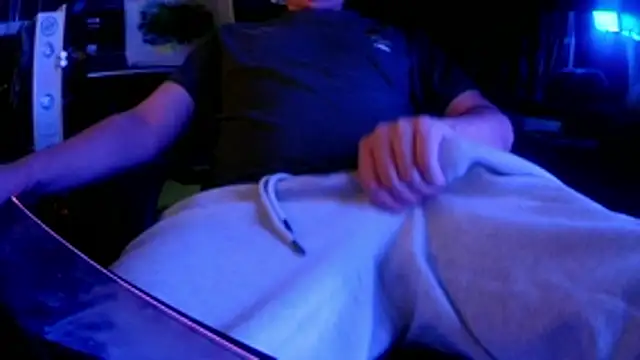 Snapshot of Bowerboi chatting on December 18, 2025, 7:13 am Bowerboi online show from December 18, 2025, 7:13 am