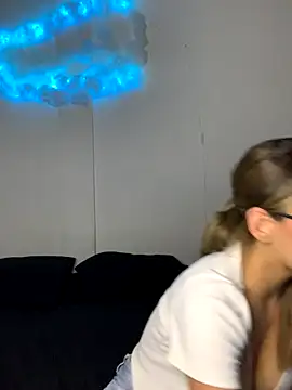 Snapshot of Sharlotte_Davin chatting on November 27, 2025, 1:17 am Sharlotte Davin online show from November 27, 2025, 1:17 am