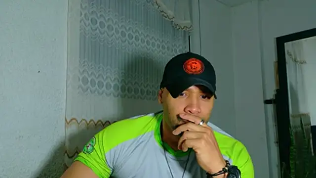 Snapshot of musclehetero chatting on July 6, 2026, 11:39 am musclehetero online show from July 6, 2026, 11:39 am