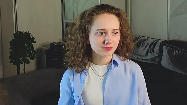 Snapshot of CuteLunette chatting on December 5, 2025, 1:21 pm CuteLunette online show from December 5, 2025, 1:21 pm