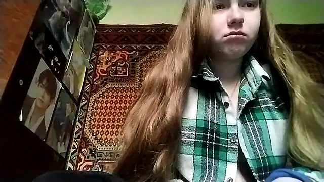 Snapshot of KikiBang chatting on November 30, 2025, 8:15 am KikiBang online show from November 30, 2025, 8:15 am