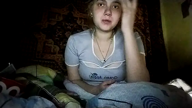 Snapshot of KikiBang chatting on December 3, 2025, 8:08 pm KikiBang online show from December 3, 2025, 8:08 pm