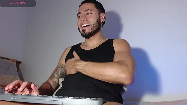 MikeSantoss1 online show from November 29, 2025, 2:34 am