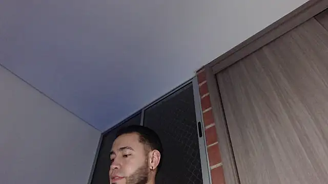 MikeSantoss1 online show from December 18, 2025, 1:11 am