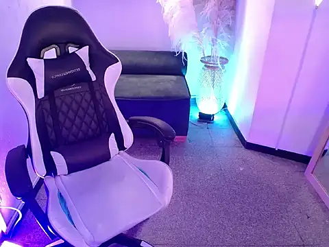 vallolett online show from December 17, 2025, 8:36 pm