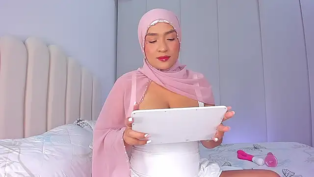 Amira-Zahra online show from April 26, 2026, 9:23 pm