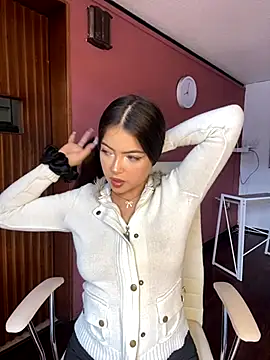 Snapshot of KyliePinkk_ chatting on November 26, 2025, 1:33 pm KyliePinkk online show from November 26, 2025, 1:33 pm