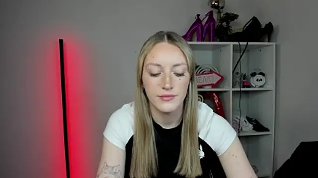 EvelynBlond online show from April 21, 2026, 12:23 pm