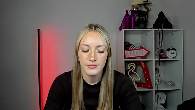 Snapshot of EvelynBlond chatting on May 22, 2026, 12:36 pm EvelynBlond online show from May 22, 2026, 12:36 pm