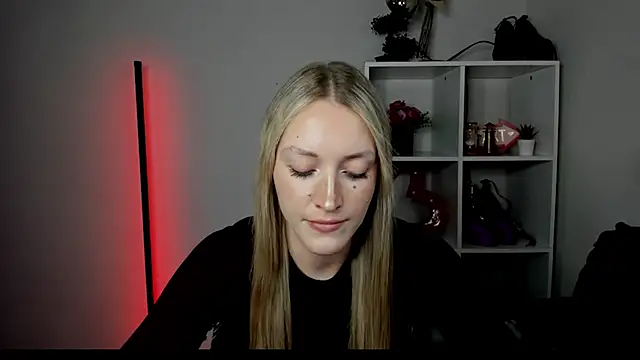 Snapshot of EvelynBlond chatting on July 6, 2026, 3:03 pm EvelynBlond online show from July 6, 2026, 3:03 pm
