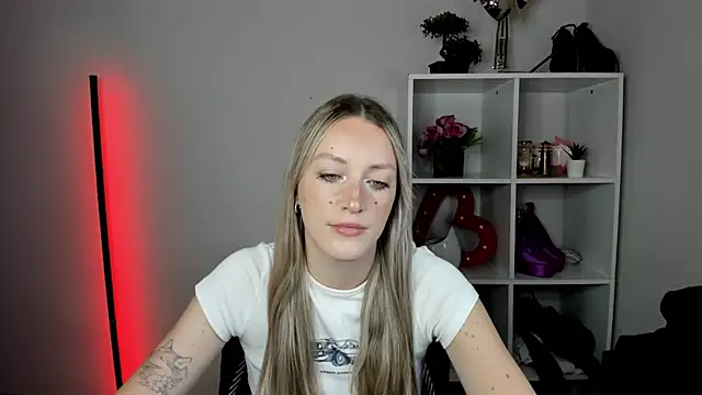 Snapshot of EvelynBlond chatting on August 7, 2026, 12:44 pm EvelynBlond online show from August 7, 2026, 12:44 pm