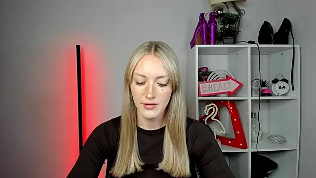 Snapshot of EvelynBlond chatting on May 20, 2026, 12:35 pm EvelynBlond online show from May 20, 2026, 12:35 pm