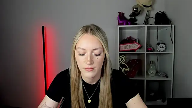 Snapshot of EvelynBlond chatting on June 30, 2026, 12:38 pm EvelynBlond online show from June 30, 2026, 12:38 pm