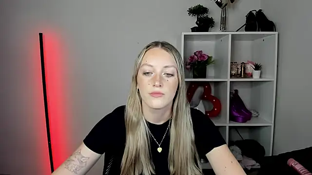 Snapshot of EvelynBlond chatting on August 6, 2026, 12:55 pm EvelynBlond online show from August 6, 2026, 12:55 pm