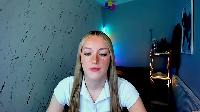 Snapshot of EvelynBlond chatting on June 3, 2026, 10:49 am EvelynBlond online show from June 3, 2026, 10:49 am