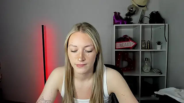 Snapshot of EvelynBlond chatting on July 2, 2026, 12:33 pm EvelynBlond online show from July 2, 2026, 12:33 pm