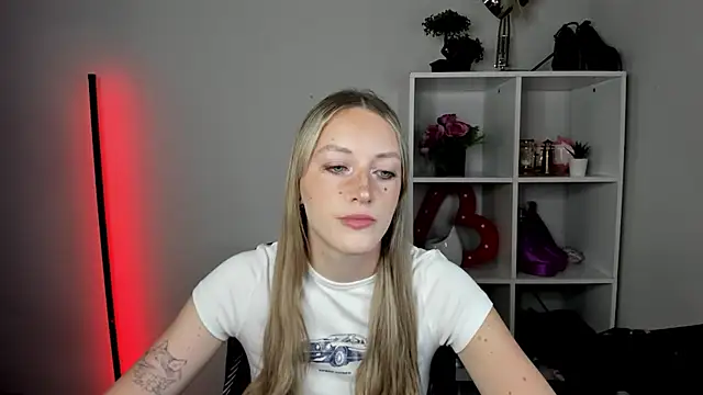 Snapshot of EvelynBlond chatting on August 5, 2026, 12:32 pm EvelynBlond online show from August 5, 2026, 12:32 pm