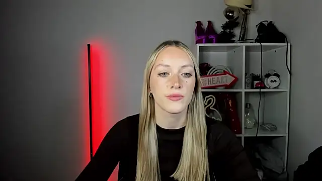 Snapshot of EvelynBlond chatting on June 16, 2026, 12:38 pm EvelynBlond online show from June 16, 2026, 12:38 pm
