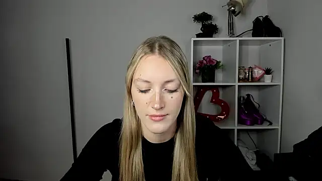 Snapshot of EvelynBlond chatting on July 21, 2026, 12:50 pm EvelynBlond online show from July 21, 2026, 12:50 pm