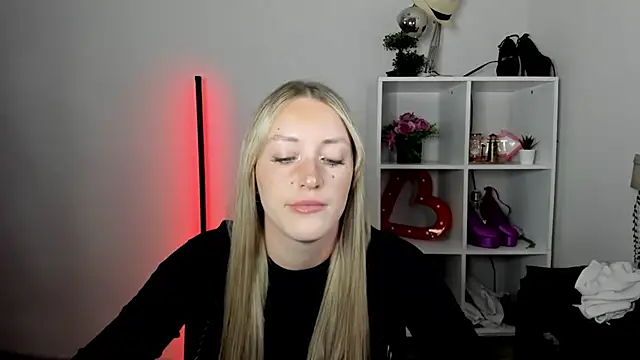 Snapshot of EvelynBlond chatting on July 17, 2026, 12:46 pm EvelynBlond online show from July 17, 2026, 12:46 pm