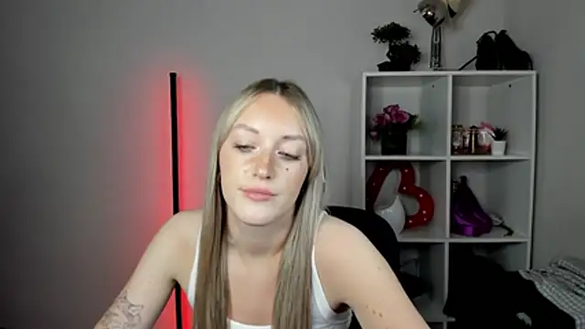 Snapshot of EvelynBlond chatting on July 28, 2026, 3:21 pm EvelynBlond online show from July 28, 2026, 3:21 pm