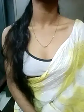 Snapshot of Roja__ chatting on December 4, 2025, 9:19 am Roja online show from December 4, 2025, 9:19 am