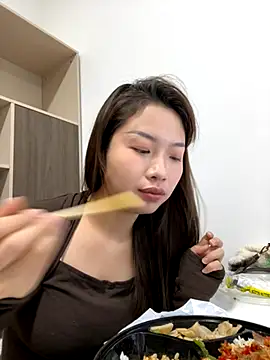 GYYoo online show from December 5, 2025, 4:55 am