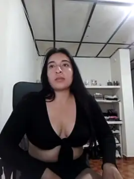 kira-stormm online show from May 19, 2026, 12:37 am