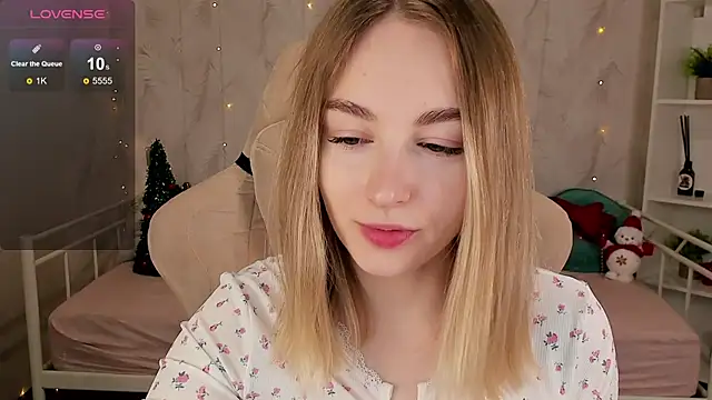 Snapshot of Shy_Polly chatting on December 15, 2025, 12:05 am Shy Polly online show from December 15, 2025, 12:05 am