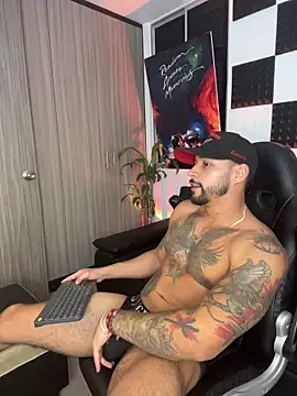 Snapshot of NikoHank chatting on December 14, 2025, 11:10 pm NikoHank online show from December 14, 2025, 11:10 pm