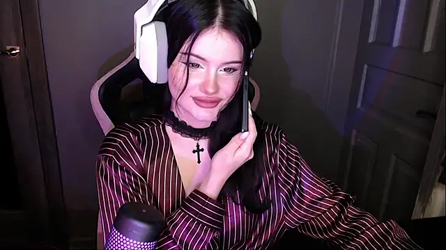 Snapshot of Moon_raven chatting on December 15, 2025, 5:30 pm Moon raven online show from December 15, 2025, 5:30 pm