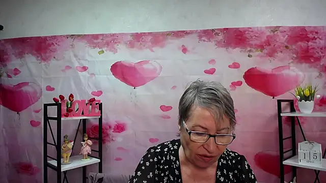 Snapshot of OlgaLuck chatting on April 15, 2026, 5:35 am OlgaLuck online show from April 15, 2026, 5:35 am