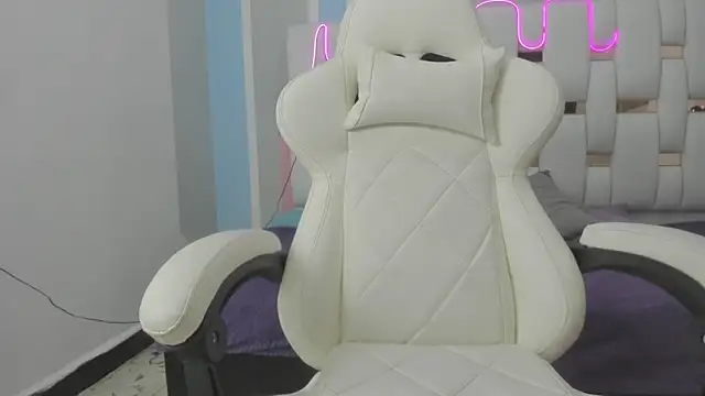 Snapshot of mask_red_girl chatting on December 15, 2025, 1:50 pm mask red girl online show from December 15, 2025, 1:50 pm