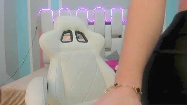 mask red girl online show from January 7, 2026, 12:43 pm