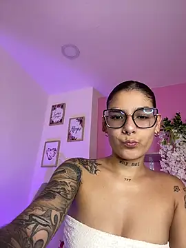 LauraRaider online show from July 11, 2026, 1:06 am