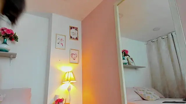 LauraRaider online show from November 24, 2025, 8:53 pm