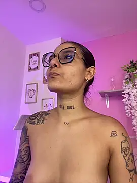 LauraRaider online show from June 26, 2026, 9:42 pm
