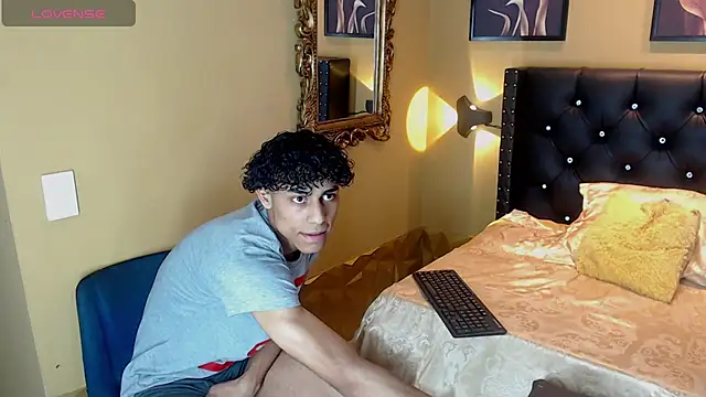 alejandroo  online show from December 4, 2025, 11:15 pm