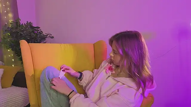 FelishaLaskin online show from November 25, 2025, 12:27 pm