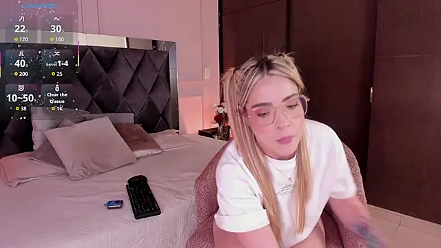 Snapshot of Julls_ chatting on December 3, 2025, 8:30 pm Julls online show from December 3, 2025, 8:30 pm