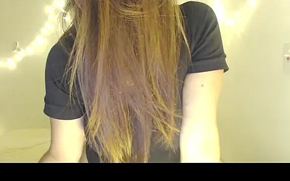 Snapshot of Renata_Honey chatting on December 5, 2025, 12:32 am Renata Honey online show from December 5, 2025, 12:32 am