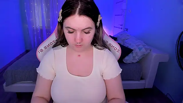 lovelyy julia online show from February 24, 2026, 8:15 am